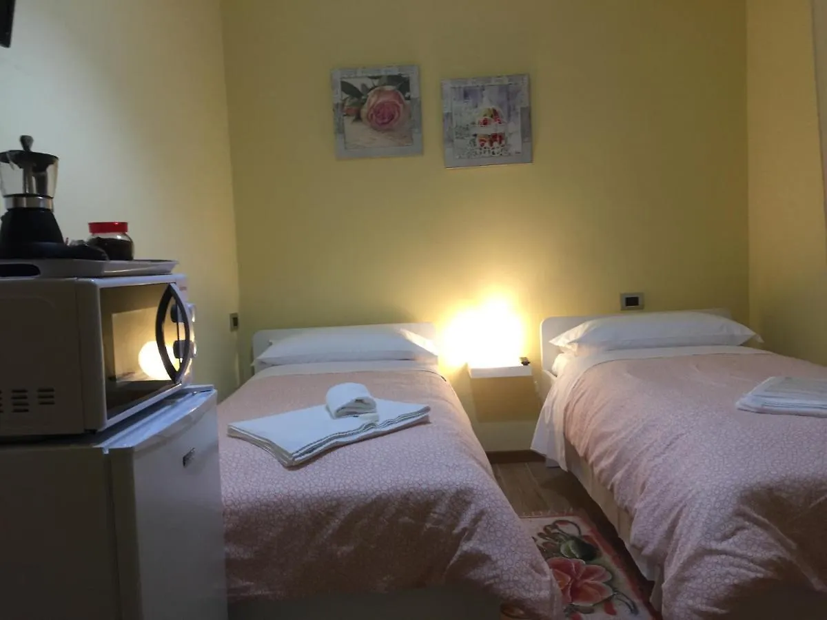Bed Da Daniela Guest House Peschiera del Garda 0*,  Italy