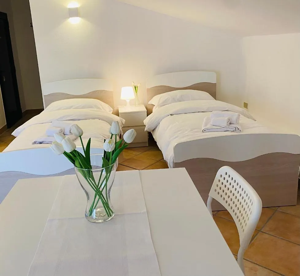Bed Da Daniela Guest House Peschiera del Garda 0*,  Italy